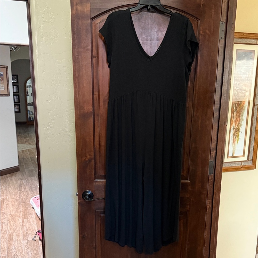 Novara Elegant Black V-Neck Maxi Dress